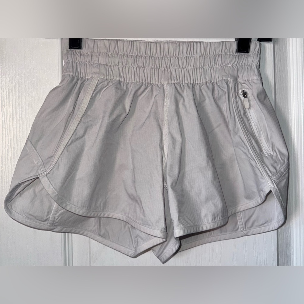 Lululemon Hotty Hot Short II 3” Off White Size 4